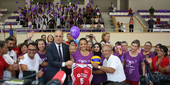 HASTA VE HEKMLER VOLEYBOL MAINDA KANSERE MEYDAN OKUDU